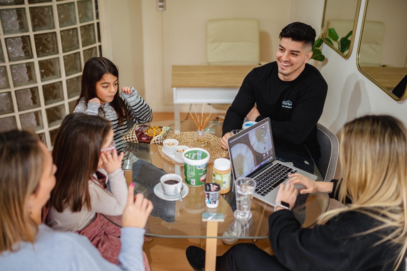 Nutricionista de NutriFam en consulta con una familia