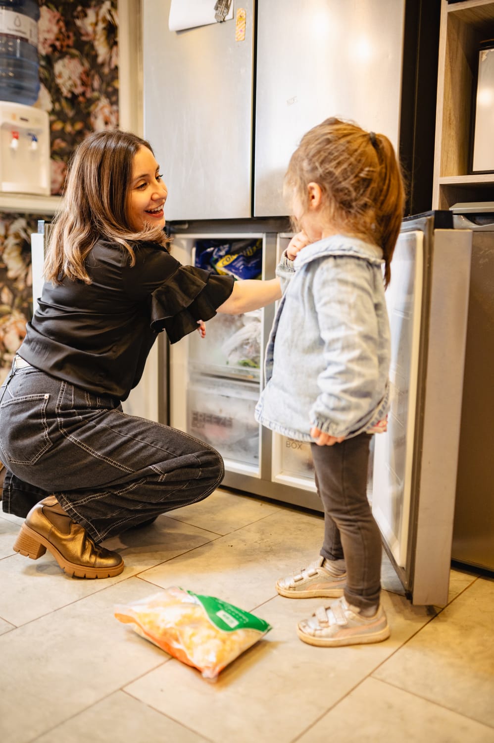 Acompañamiento a una niña en la cocina del hogar